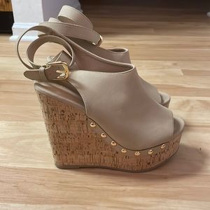 Platform wedge with studs